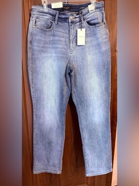 Judy Blue size 14W JB82397MD is a retro-inspired High Waist Dad Jean